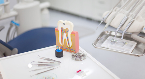 インプラント治療とブリッジ・入れ歯との違い